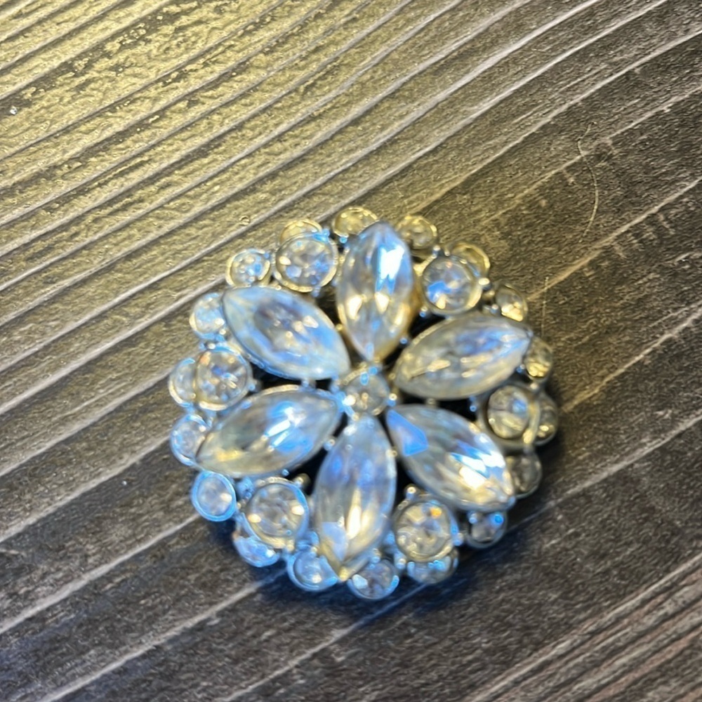 Vintage brooch. Silver tone, floral pin.